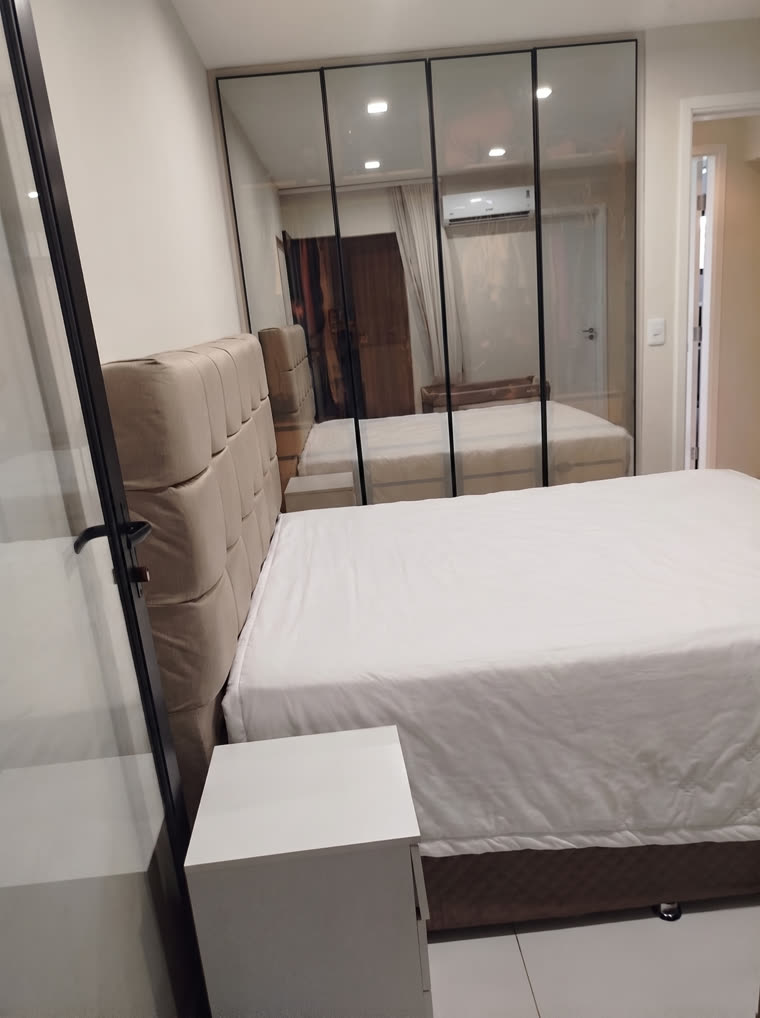Suíte 01 com guarda-roupa de portas espelhadas